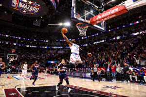 NBA全明星周末精彩瞬间，球员完成高难度扣篮动作
