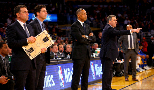NBA教练席，几位主教练在场边指挥