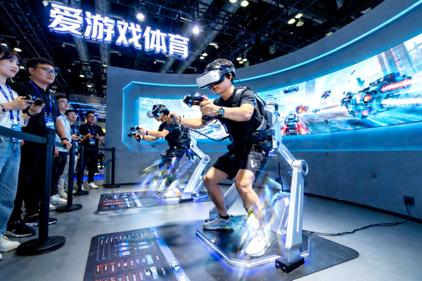 爱游戏体育技术展区，参观者正在体验最新的VR电竞设备，画面充满科技感