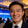 国际电竞联盟主席头像，面带微笑，背景为峰会现场