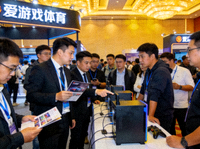 爱游戏体育展台前人潮涌动，工作人员向参观者介绍产品