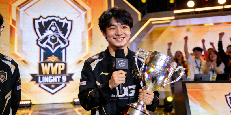 总决赛MVP选手Knight9手捧奖杯，在赛后采访中微笑发言