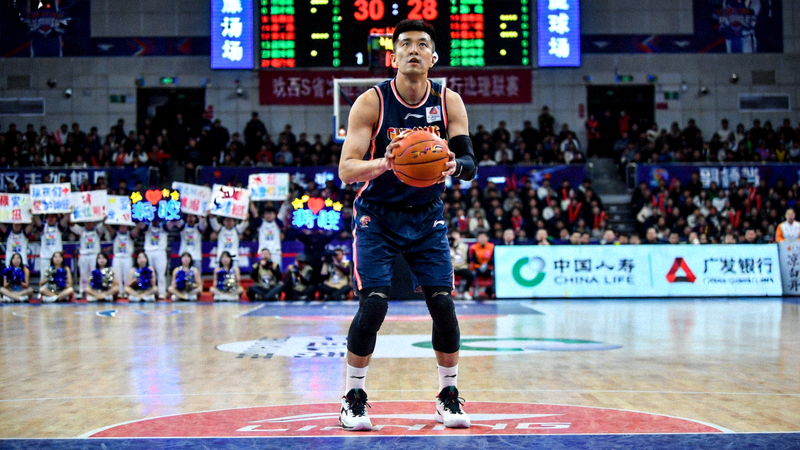 中国男子篮球职业联赛现场，球员在罚球线准备投篮